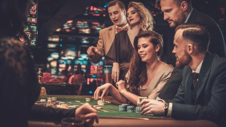 What is the difference between single-player and multiplayer online casino games?
